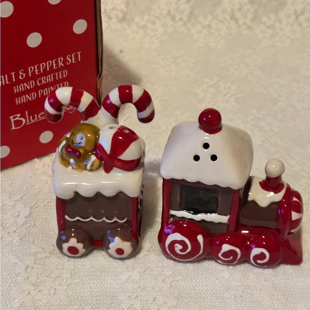 Adorable Blue Sky Salt & Pepper Shakers Clayworks. Christmas New